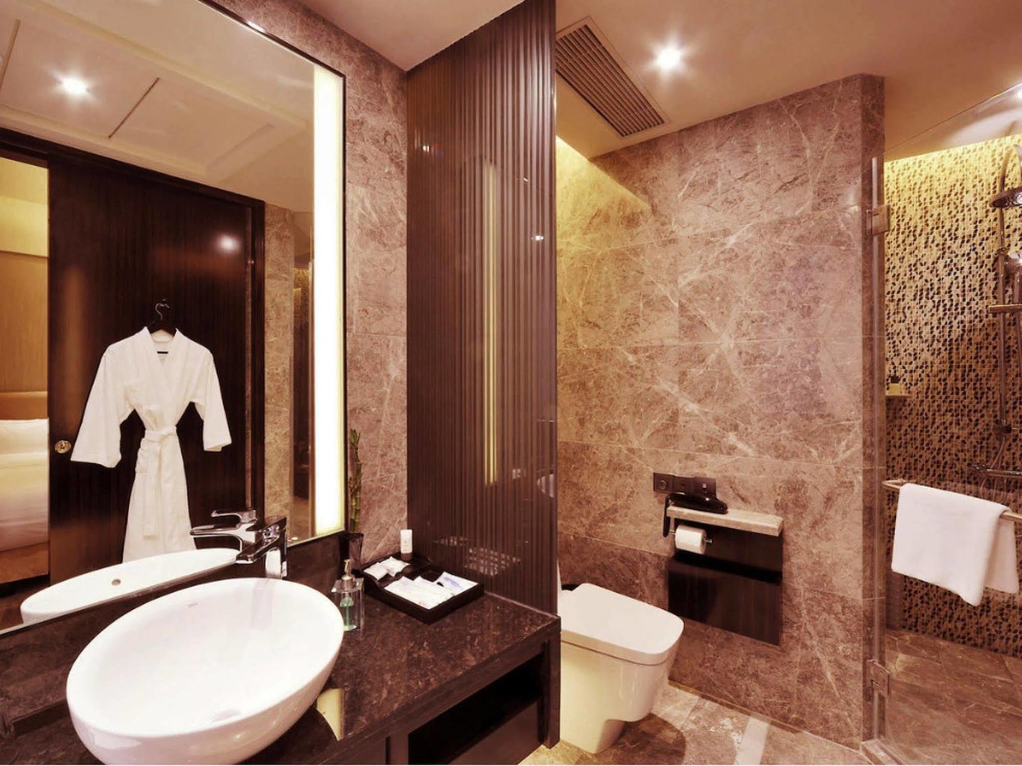 Royal Suites & Towers Ухань Экстерьер фото